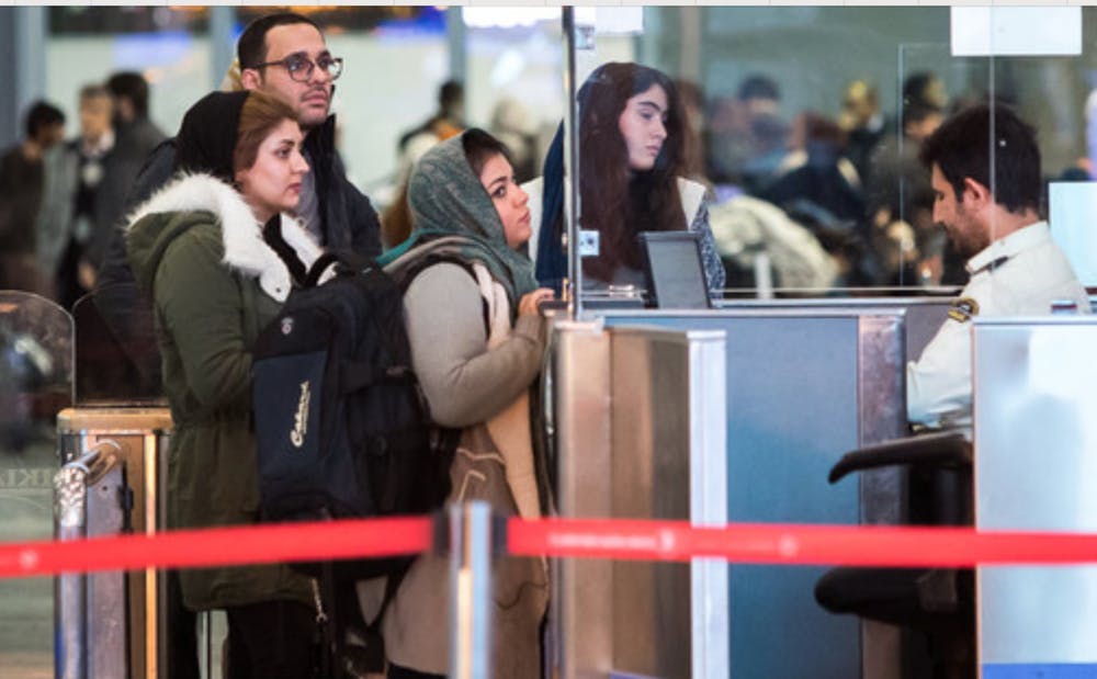 سه زن و یک مرد در صف مهر گذرنامه در فرودگاه - عکس از همت خواهی/ایسنا