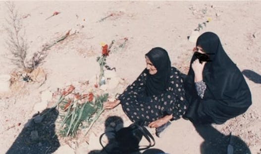 مادران عزادار در گورستان خاوران، جایی که گروهی از اعدام‌شدگان سال ۱۳۶۷ در آن بی‌نام و نشان دفن شده‌اند