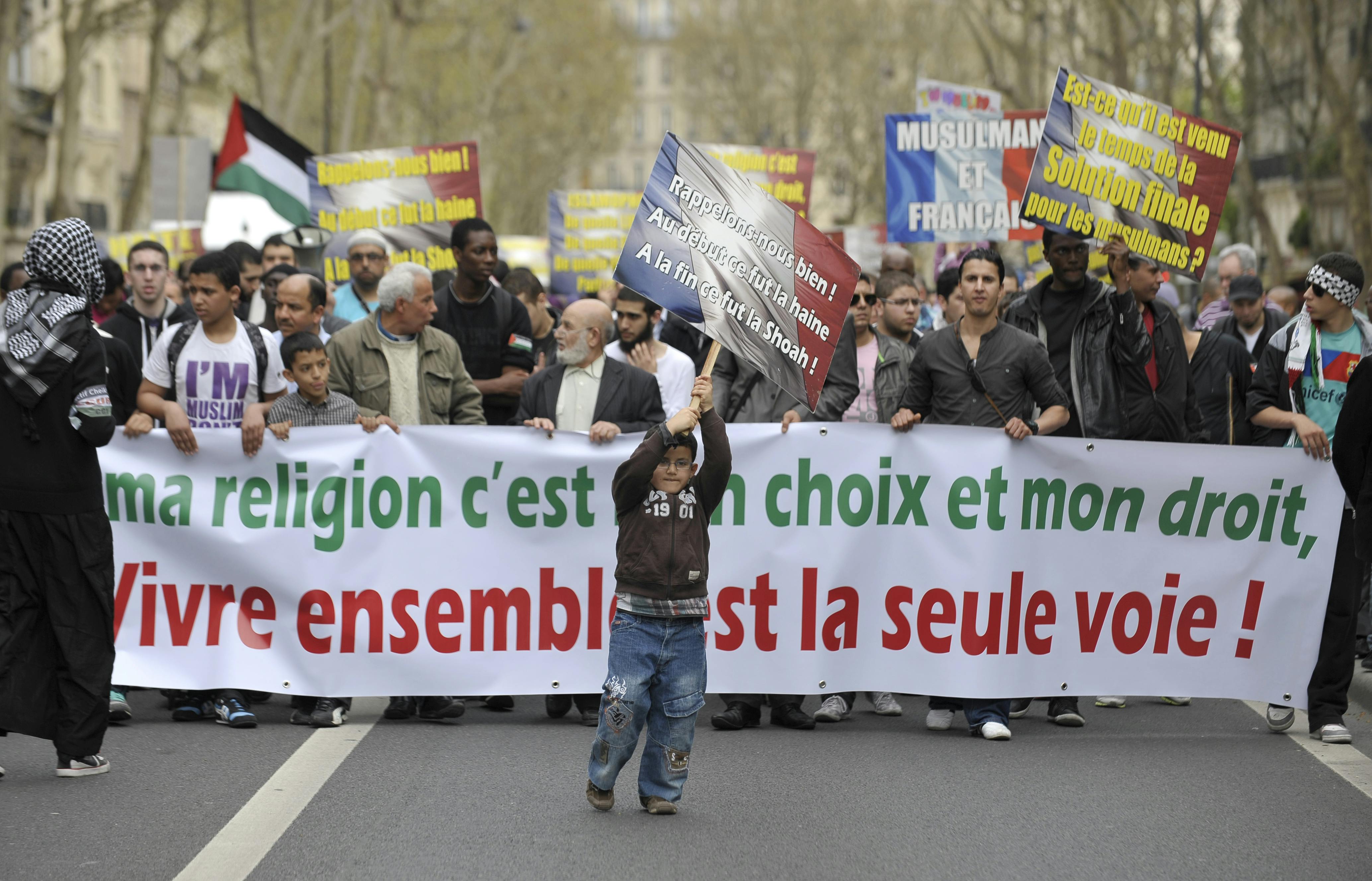 تظاهرات جمعی از مسلمانان در پاریس (۲ آوریل ۲۰۱۱). بر روی بنر آنها آمده است: :دین من انتخاب من و حق من است؛ همزیستی تنها راه است»