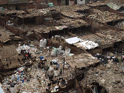 محله غزبة النخل در قاهره . اهالی آن از تفکیک زباله زندگی می‌کنند. عکس از: (CC) Ventus