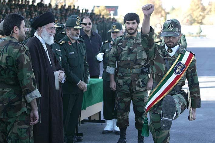 خامنه‌ای در بازدید از یک پایگاه نظامی (فروردین ۱۳۹۴)