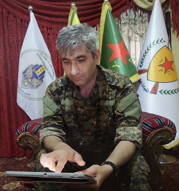 ردور خلیل، فرمانده‌ی کل "یگان‌های مدافع خلق" (YPG) و "یگان‌های مدافع زنان" (YPJ)