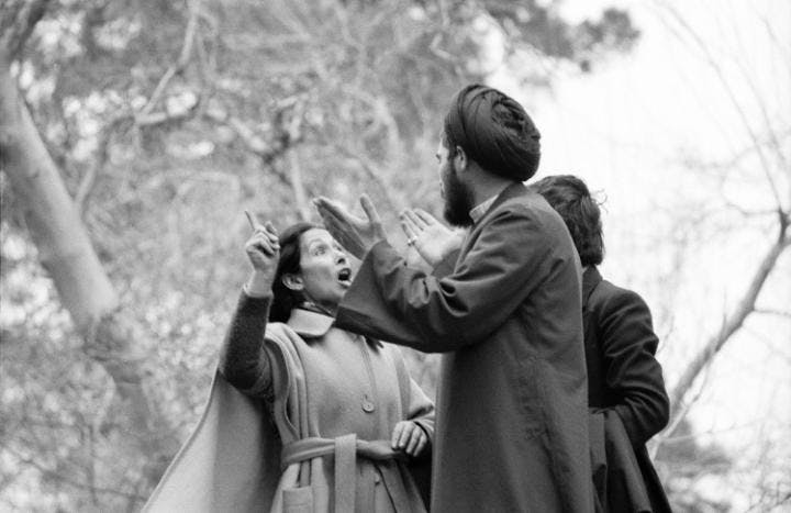 یک عکس نمادین: نماد دو خط، دو جریان − بحث یک زن با یک ملا در حاشیه تظاهرات ۸ مارس پس از انقلاب