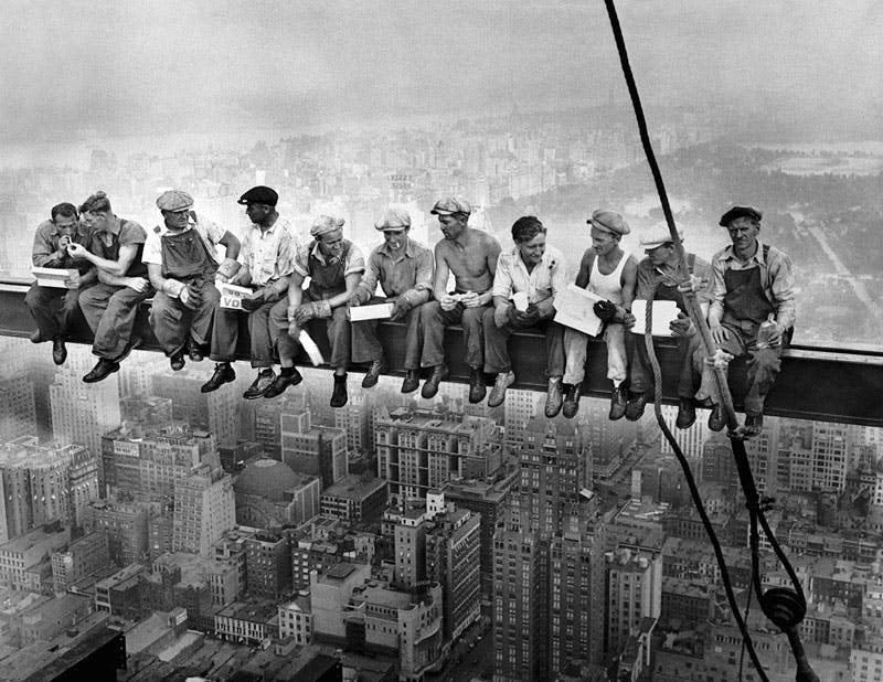 عکسی مشهور از گروهی از کارگران در هنگام صرف ناهار در ارتفاع ۲۴۰ متری (نیویورک، ۱۹۳۲، برج راکفلر)