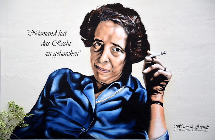 هانا آرنت، گرافیتی اثر پاتریک ولترز، بر روی دیواری در شهر هانوفر. بر روی آن این جمله از هانا آرنت آمده است: هیچ کس حق اطاعت ندارد