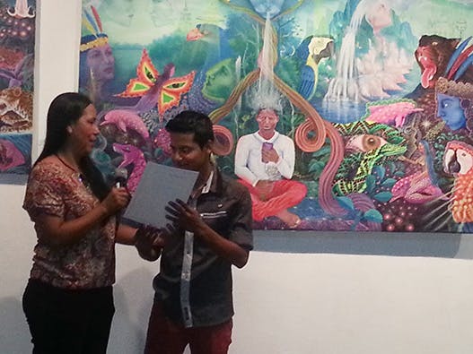 در نمایشگاه − ماریتسا تامانی، رئیس اداره فرهنگ، در حال دادن گواهی‌نامه هنر به یکی از بچه‌ها