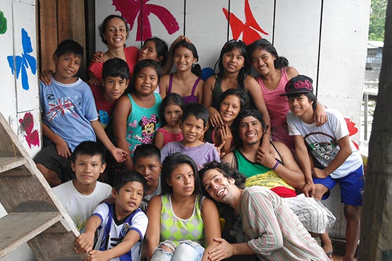 عکس جمعی با گروهی از کودکان در مرکز "اینفانت"