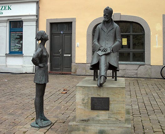 مجسمه نیچه و یک زن در شهر ناومبورگ (آلمان)، اثر هاینریش آپل (۲۰۰۷)