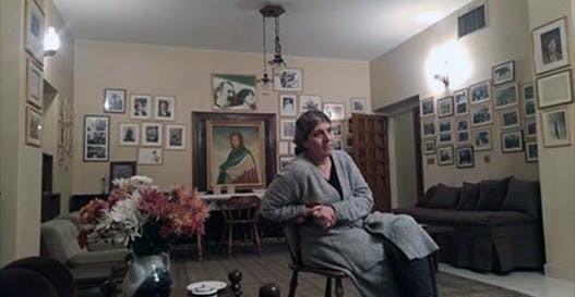 پرستو فروهر، در خانه والدینش در تهران