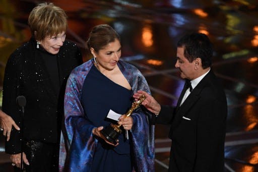 خانم انوشه انصاری در حال دریافت جایزه اسکار به نیابت از اصغر فرهادی