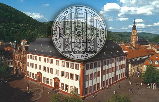 نمایی از ساختمان قدیم دانشگاه هایدلبرگ، بر روی آن مُهر دانشگاه