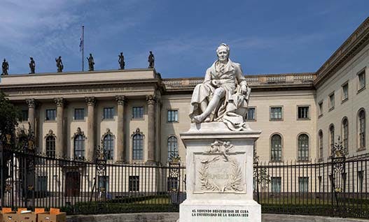 مجسمه الکساندر فون هومبولت در محطه ورودی ساختمان اصلی دانشگاه هومبولت (برلین)