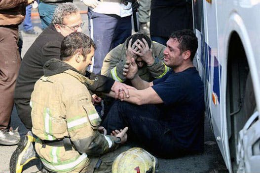 یک کارگر پلاسکو که آتش نشانان نجاتش دادند