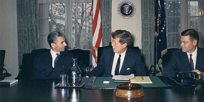 از سمت راست: رابرت مک نامارا، وزیر دفاع آمریکا، کندی، رئیس جمهوری آمریکا و محمدرضا شاه پهلوی، ۱۳ آوریل ۱۹۶۲، کاخ سفید − زمانی که دیگر نگرانی‌های آمریکا درباره وضعیت ایران برطرف شده است.