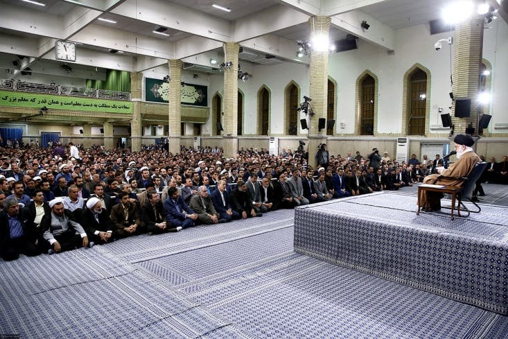 خامنه‌ای در بار عام ویژه معلمان در روز ۱۵ اردیبهشت ۱۳۹۶