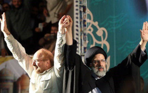 ابراهیم رئیسی و باقر قالیباف دست در دست هم در یک سخنرانی انتخاباتی در سال ۱۳۹۶