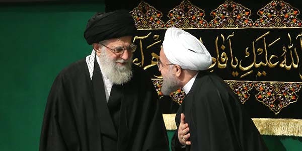 حسن روحانی و سیدعلی خامنه‌ای − آیت الله خامنه‌ای از فردای انتخابات شخصاً وارد گود شد و رهبری مخالفان روحانی را بر عده گرفت.