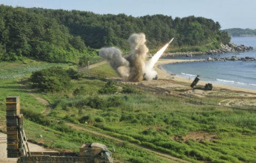 لحظه شلیک یک موشک از سواحل کره شمالی