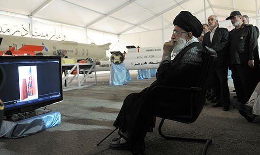 خامنه‌ای در بازدید از نمایشگاه هوافضای سپاه پاسداران، خرداد ۱۳۹۴