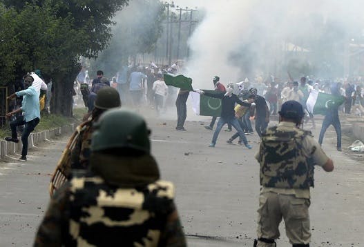 Kashmiri protestors clash with Indian government forces after Eid prayers in downtown Srinagar on June 26, 2017. The Islamic fasting month of Ramadan, which ended with the Eid al-Fitr feast, was particularly bloody one for mainly Muslim Kashmir. Fifty-one people were killed this Ramadan in the restive region according to Khurram Parvez from the Jammu Kashmir Coalition of Civil Society, which monitors conflict-related deaths. / AFP PHOTO / TAUSEEF MUSTAFA