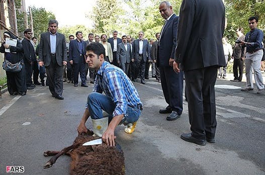 نشانه فرهنگ: ۱۷ شهریور ۱۳۹۲ ، پروفسور دکتر محمود احمدی‌‌نژاد به دانشگاه علم و صنعت باز می‌گردد. قدوم با خون یک گوسفند قربانی متبرک می‌شود.