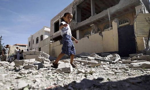 یک کودک یمنی در میان آواره‌های جنگ ـ عکس از آرشیو
