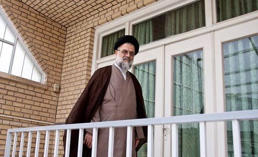سیدحسین موسوی تبریزی. او در همسایگی خمینی در جماران زندگی می‌کرد