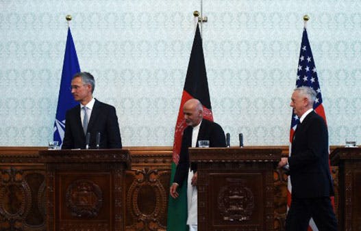 کابل، ۲۷ سپتامبر ۲۰۱۷، در پایان کنفرانس مطلبوعاتی مشترک: جیم ماتیس، وزیر دفاع آمریکا، شرف غنی، رئیس جمهوری افغانستان و ینس استولتنبرگ، دبیر کل ناتو . WAKIL KOHSAR / AFP