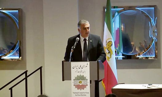 رضا پهلوی در حال سخنرانی در یکی از جلسات "شورای ملی ایرانیان" در تورنتو, ژوئن ۲۰۱۳
