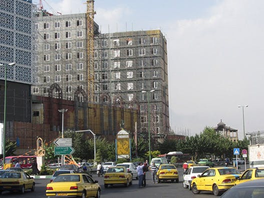 میدان سپاه، عمارت عشرت آباد