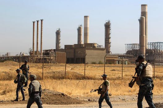 نفرات نظامی عراقی در حال پیشروی به سمت کرکوک، عبور از کنار یک سایت نفتی − ۱۶ اکتبر ۲۰۱۷، عکس از خبرگزاری فرانسه