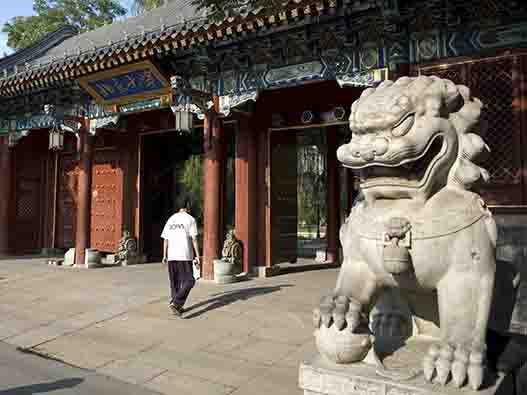 یک در ورودی دانشگاه پکن