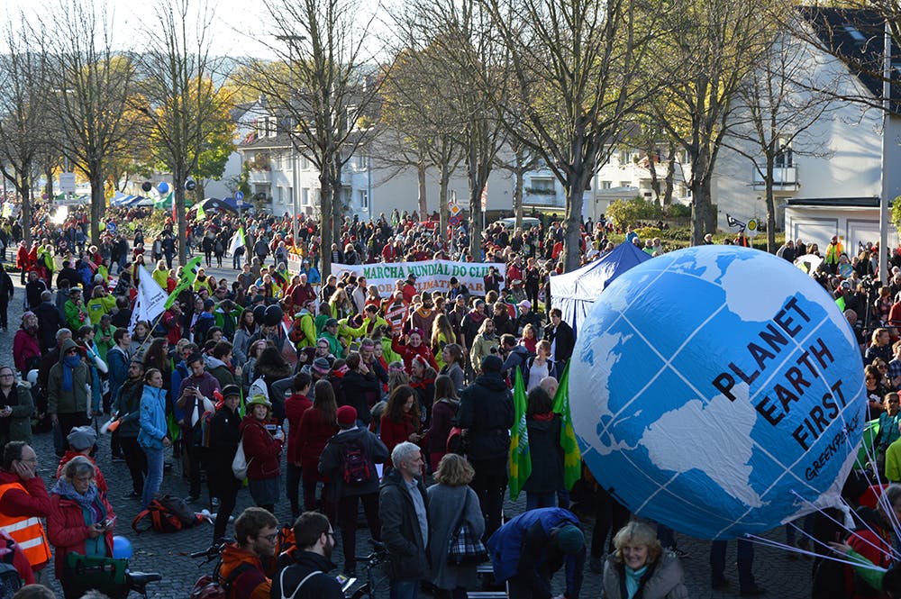 تظاهرات طرفداران محیط زیست در بن − سازمان‌های "سبز" از این که دولت آلمان به پیمان برای چشم‌پوشی از سوخت زغال سنگ نپیوسته است، خشمگین‌اند