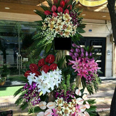 از سایت یک بنگاه متخصص: تاج گل ۴ طبقه‌ای با گل‌های ارکیده, آنتوریوم مینیاتوری، لیلیوم و گلایل. قیمت روز ۲ میلیون تومان