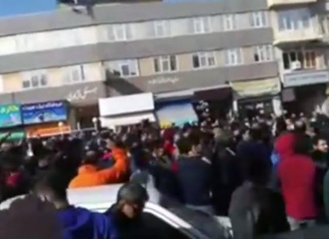 صحنه‌ای از تظاهرات امروز در کرمانشاه. مردم شعار می‌دادند: یا مرگ، یا آزادی!