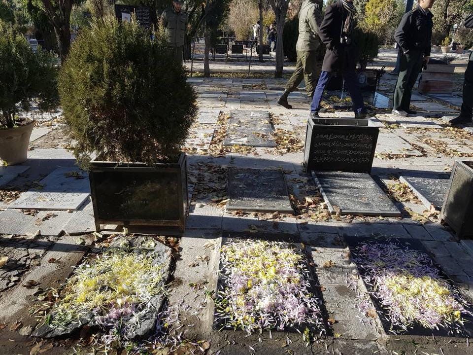 عکس از فیس‌بوک پرستو فروهر. در شرح عکس آمده: در سالگرد قتل مختاري و پوينده مأموران گلها را جمع كردند و درها را به روي مردم بستند ... يادشان گرامي و ماندگار . با اميد به دادخواهي.