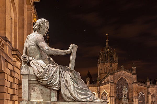 مجسمه دیوید هیوم (David Hume 1711 - 1776) در ادینبورو، اسکاتلند.