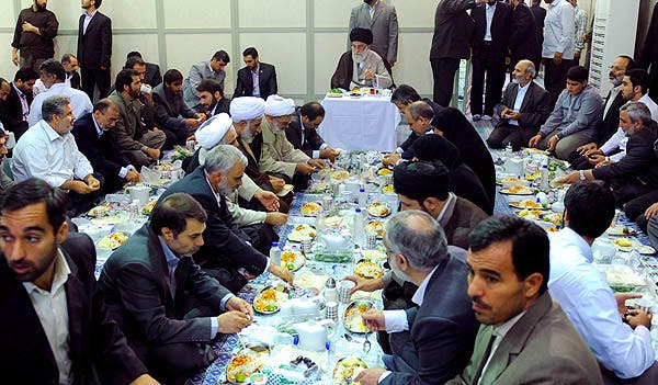 عکسی نمادین: بخور بخور در حضور رهبر. احمدی‌نژاد در نامه اخیر خود از برخی بخورها نام برده، که البته راز واژه‌ای نیست که برملا شده باشد.