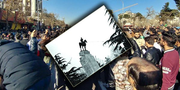 انقلاب بهمن: فرو افکندن مجسمه شاه − زمینه عکس: صحنه‌ای از خیزش اعتراضی دی‌ماه