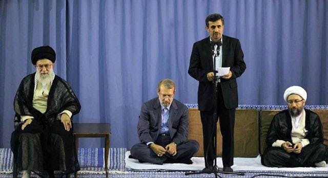 احمدی‌نژاد در میان برادران لاریجانی. حمله او به قوه قضاییه عمدتا معطوف به صادق لاریجانی است که در رأس این قوه است.