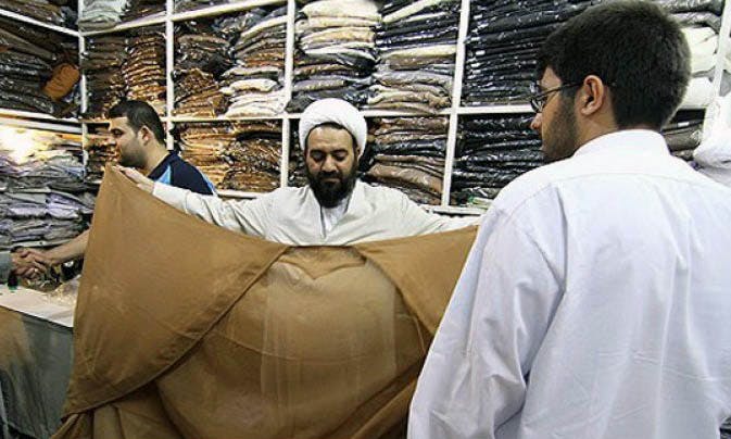 یک کالای مورد حمایت دولتی: عبای آخوندی، محصول کارگاهی در مازندران. معلوم نیست مواد اولیه از کجاست.