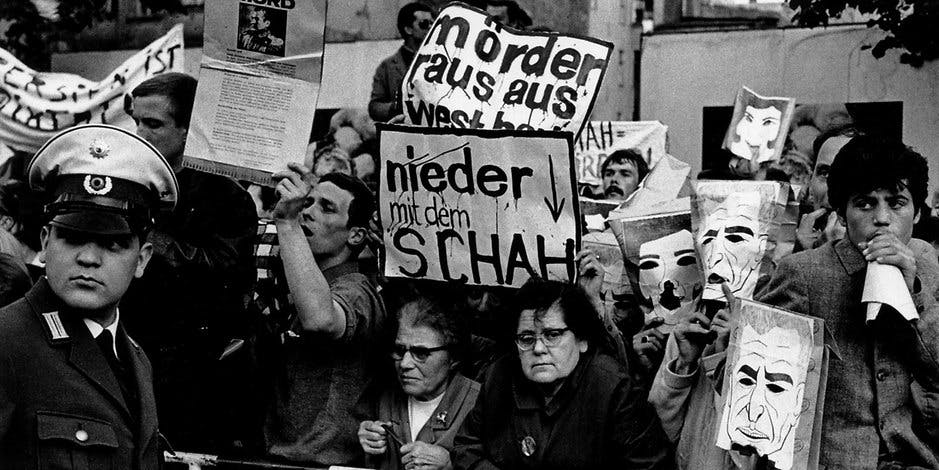 برلین غربی، ۲ ژوئن ۱۹۶۷، تظاهرات علیه سفر شاه. شعارها: "قاتل از برلین برو بیرون" و "سرنگون باد شاه".