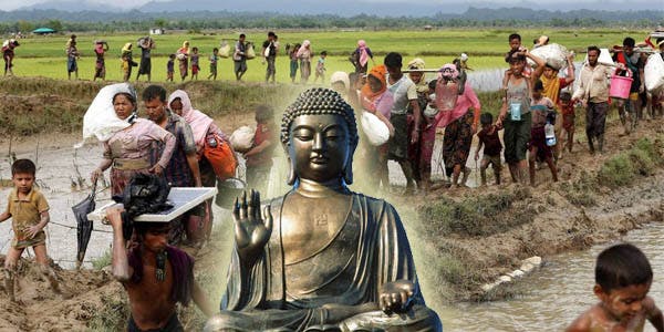مجسمه بودا بر زمینه تصویری از فرار جمعی مسلمانان روهینگیا از میانمار به دنبال سرکوب و کشتاری که راهبان بودایی هم در آن نقش فعالی داشتند