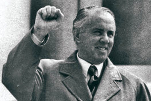 اَنوَر خوجه (۱۹۸۵ - ۱۹۰۸) دبیر اول حزب کارگر و رهبر آلبانی از پایان جنگ جهانی دوم تا زمان مرگش