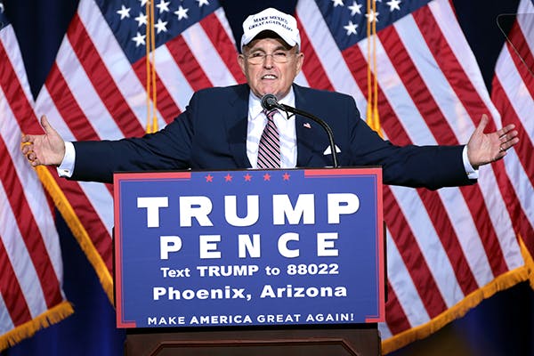 رودی جولیانی در یک کمپین انتخاباتی دونالد ترامپ (۲۰۱۶)