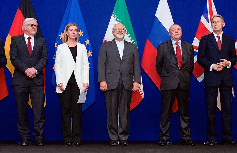 عکس جمعی امضا کنندگان برجام. در اصل این عکس وزیران خارجه آمریکا، روسیه و چین هم با پرچم‌هایشان حضور دارند. در اینجا فقط وزیر خارجه ایران را می‌بینیم و اروپاییان را.