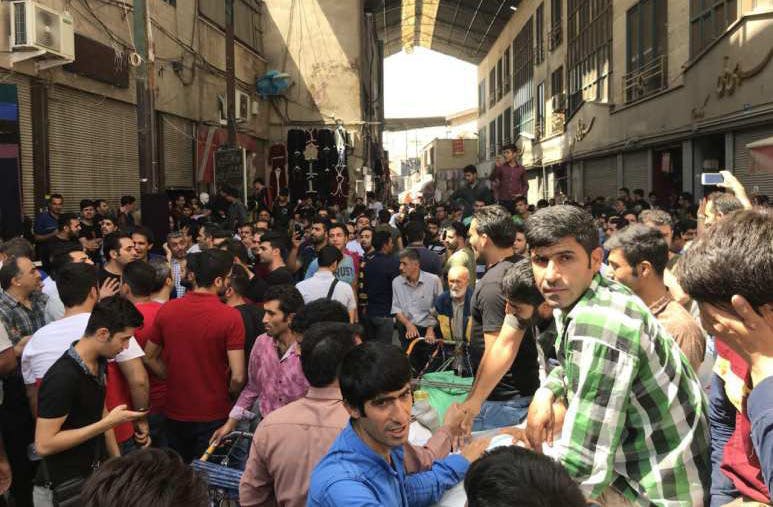 سه شنبه ۵ تیر ۱۳۹۷ – بازار تهران در اعتصاب. این توده را با تجار اصلی، با واردکنندگان بزرگ و دریافت‌کنندگان دلارهای نفتی، یکی نگیریم.