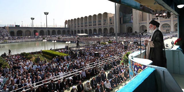 خامنه‌ای در نماز عید فطر