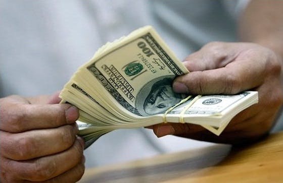 با سقوط ریال انتقال دلار از افغانستان به ایران به رونق گرفته است.