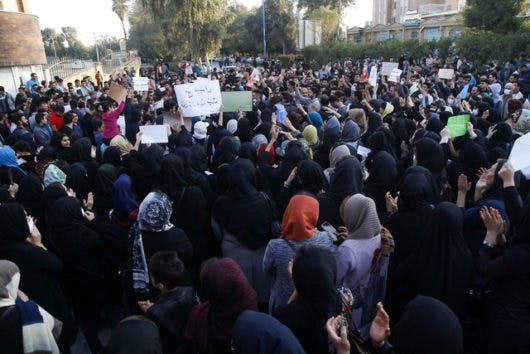 صحنه‌ای از یک تظاهرات اعتراضی در دی‌ماه ۱۳۹۶